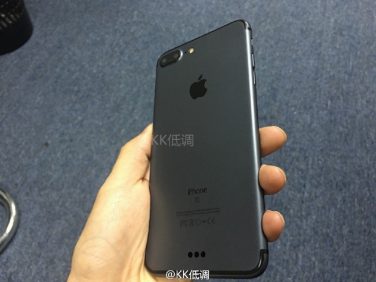 Prime foto di iPhone 7 nella versione Nero Siderale